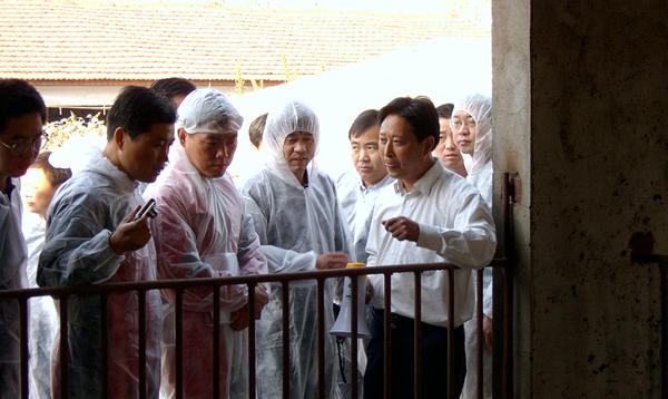 池河鎮(zhèn)向前來參觀指導(dǎo)的養(yǎng)豬工作者做經(jīng)驗(yàn)介紹_600.jpg