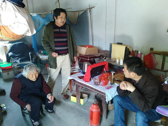 圖2：縣檔案局局長(zhǎng)劉大才（右一）與七里塘鄉(xiāng)孫集村貧困戶進(jìn)行交談，了解該貧困戶基本情況_副本.jpg