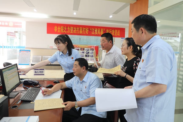 全國人大代表王萌萌和省人大代表謝發(fā)清查看執(zhí)行質(zhì)效.JPG