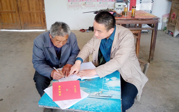 朱灣鎮掛職扶貧副書記朱福樂在貧困村開展工作.jpg