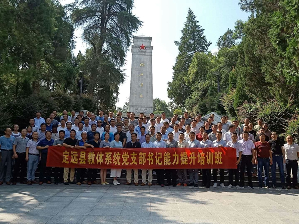 紀念碑前合影_副本.jpg