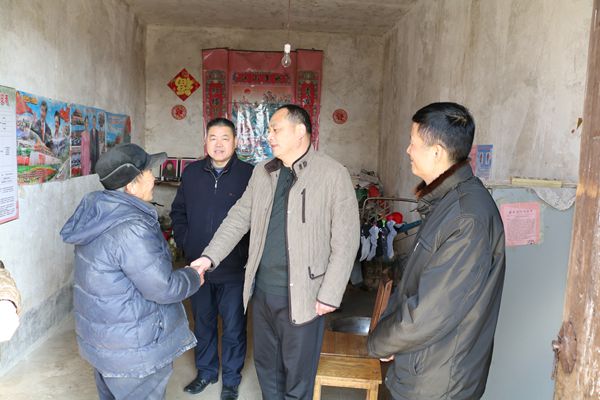 稅務(wù)局扶貧慰問.jpg