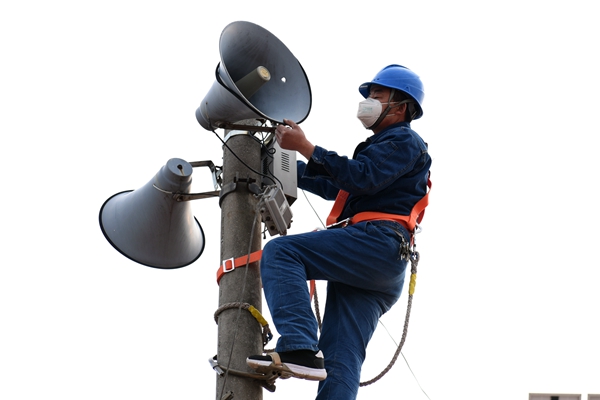 7、電力員工調試“村村響”廣播_副本.jpg