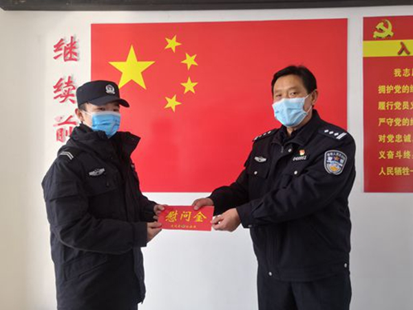 縣公安局積極開展戰時送獎上門和戰時慰問工作.jpg