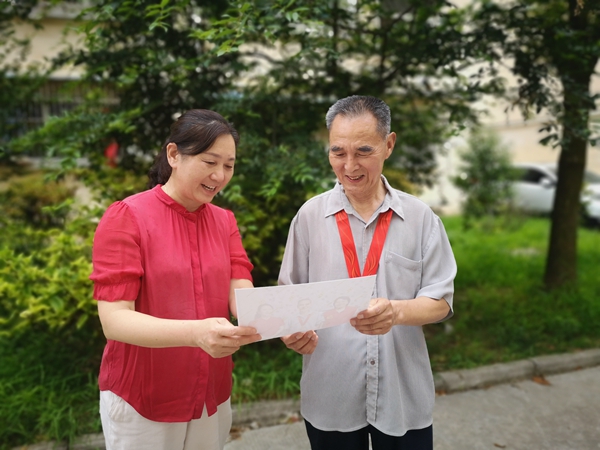 西大街社區黨總支部書記上門為老黨員方德新送紀念章頒發留影照片.jpg